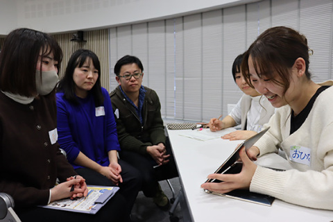 活動してきた内容について紹介する渡会さん（右）と興味深く耳を傾ける参加者