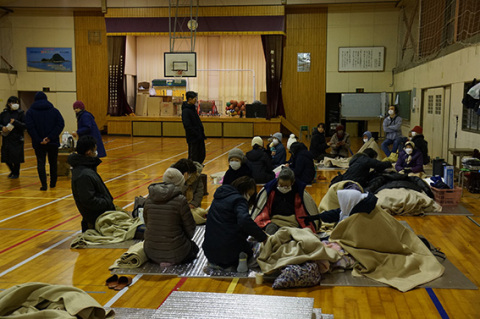 鶴岡市由良地区の避難所・旧由良小学校に避難する住民＝1日午後5時45分ごろ