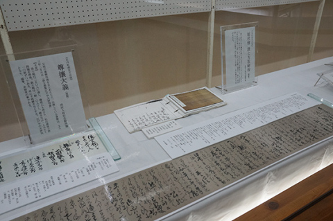 八郎の書簡など貴重な史料が展示されている