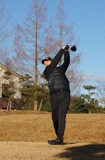 今シーズンの初プレーを楽しむゴルファー