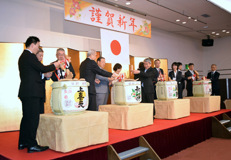 鏡開きや乾杯で新年を祝った酒田の新年賀詞交換会