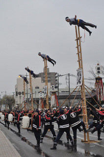 市消防団梯子乗り纏振り隊が勇壮なはしご乗りを披露