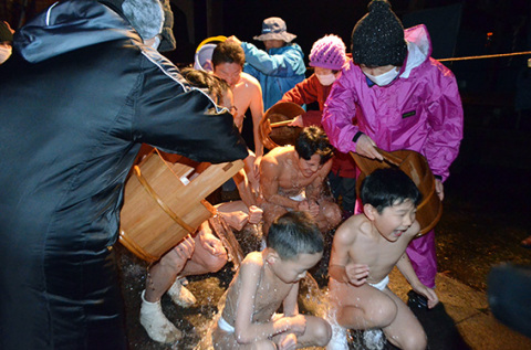 お清め場で冷水を浴びる男性たち