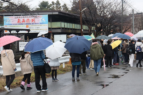 致道館中学の検査会場・鶴岡北高に向かう受検者ら。庄内で初めて「中学受験」が実施された＝6日午前8時20分ごろ