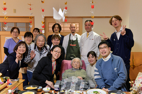 地元食材を使った嚥下食による102歳の誕生日会＝鶴岡市・サテライト老健のぞみ