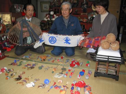 山車のミニチュアとみられる傘福について説明する（左から）工藤さん、小野さん、小野さんの妻・よし子さん