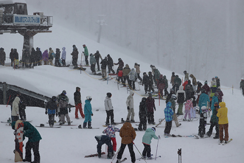 数珠つなぎとなったメインゲレンデ前のリフト＝8日午前11時、湯殿山スキー場