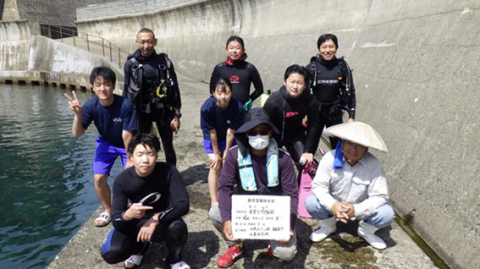 加茂水産高生と行った食害生物の駆除活動（暮坪藻場保全会提供）