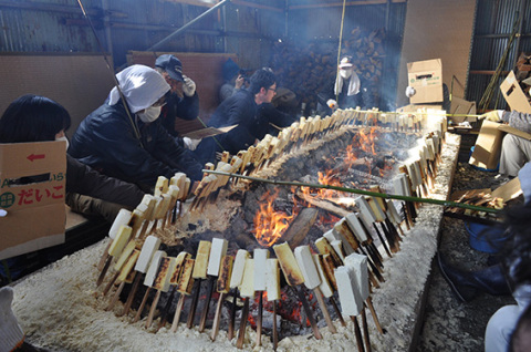 大きないろりを囲んで4年ぶりに伝統の「豆腐焼き」が行われた＝20日、下座の遠藤さん方