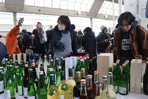 「庄内酒まつり」会場に並んだ日本酒。買い求める人たちが続いた