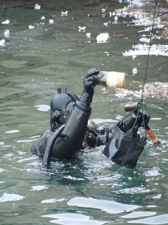 潜水で取水口の調査と清掃が行われた鼠ケ関験潮場
