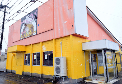 佐藤さんが開いた「ら～めん麺恋の」。大きな看板が目印