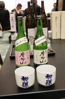 20日から販売する摩耶山「しぼりたて」（右）と「にごり酒」
