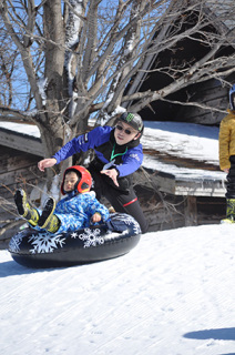 全長約80メートルのコースをそりで滑る「雪山スノースライダー」が子どもたちの人気を集めた