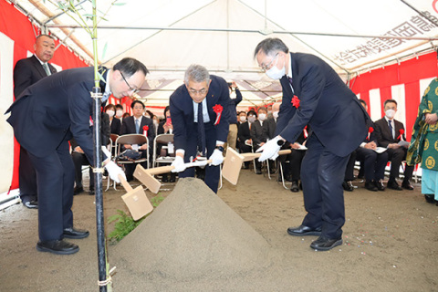 安全祈願祭で鍬入れする左から皆川市長、尾形市議会議長、八木病院事業管理者