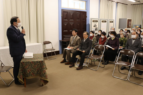 読師の大役を務めた宮中歌会始について講話した酒井さん（左）