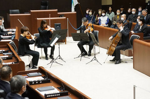 酒田市議会議場で演奏する山形交響楽団メンバー