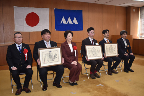 科学技術奨励賞を受賞した伊藤さん（左から2人目）と村上さん（同5人目）
