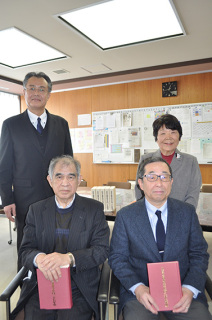 「鶴岡北高等学校百二十七年史」を執筆・編纂した阿部さん（前列左）と河口さん（同右）。後方は難波校長（左）と堀会長