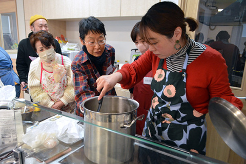 フードスタイリストの三木さん（右）を講師に、料理を学ぶ参加者たち