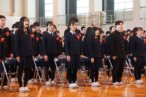 鶴南伝統の制服姿で万感の思いを込めて校歌を歌う卒業生