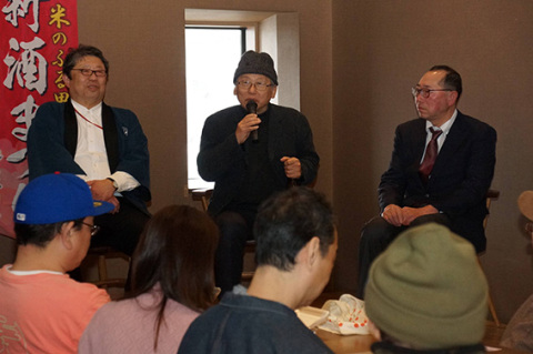 亀の尾や夏子の酒について話す、左から佐藤社長、尾瀬さん、阿部さん