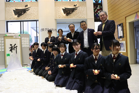 地震災害で亡くなった人たちを追悼、世界平和を願う鶴岡東高インターアクトクラブの部員とロータリークラブ関係者