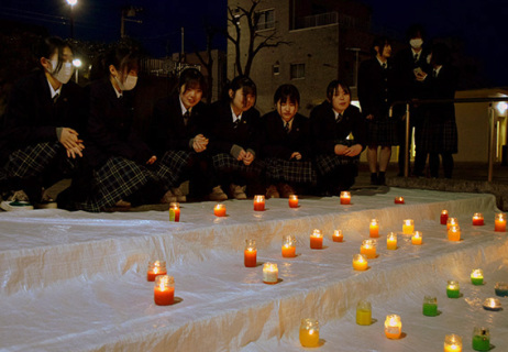 光陵高生が企画した追悼イベント。ほのかなともしびが周囲を包んだ＝酒田市中央公園