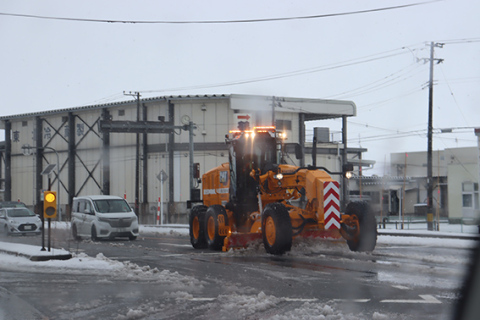 3月に入り雪が積もった鶴岡市内の国道で作業に当たる除雪車＝3日