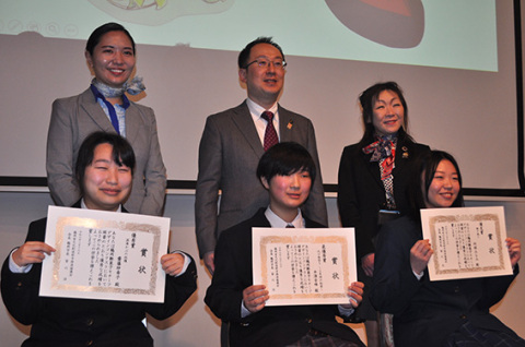 コンテストで受賞した半澤さん（前列中央）、齋藤さん（同左）、阿部さん
