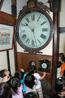 「時の記念日」に合わせて毎年、保育園児が見学に訪れている「旧西田川郡役所塔時計」＝鶴岡市・常念寺