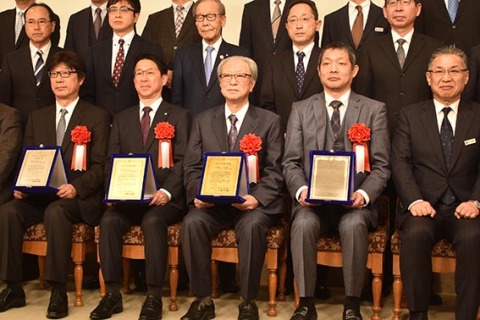 表彰盾を持つ五十嵐社長（左）と竹本社長（左から2人目）