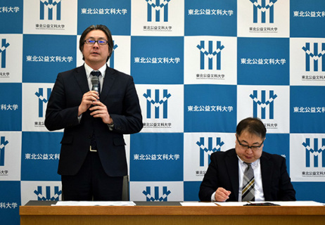 選定を受け会見する神田学長（左）。右は三木潤一公益学部長