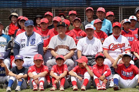 子どもたちが村上さんら元プロ野球選手と記念撮影。2列目右側、広島のユニホームを着ているのが酒田市出身の渋谷さん