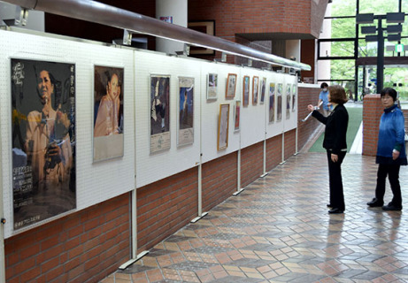 岸さんの歌と人生にスポットを当てた回顧展