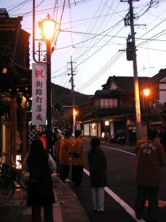 レトロ調の街路灯が温泉街の情緒にぴったり