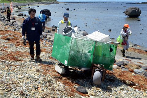 遠隔操作で走行する海ごみロボット「ウミカタス」導入実験の様子＝25日、飛島