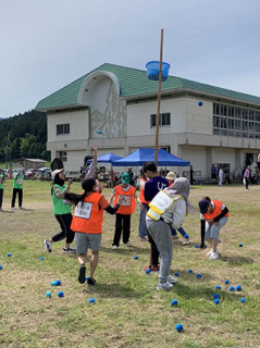 玉入れなど日本流の運動会を楽しんだ「国際村」チームのメンバー