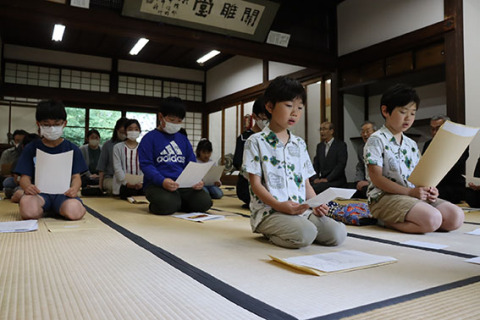 藩校致道館の学風を継承する伝統の少年少女古典素読教室。開講式で全員が素読を体験した