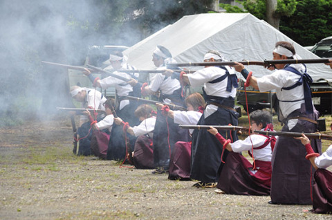 荘内藩荻野流砲術隊と上山王日枝神社荻野流砲術「桜隊」の隊員が勇壮な火縄銃の演武を披露した