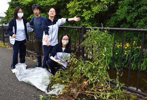 作業の「成果」を披露する畠中さん（左から2人目）と遊佐高生の3人