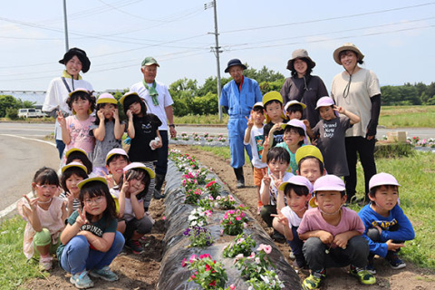 「上手に植えることができました―」。活動を終え、記念撮影するいずみ保育園の園児たち