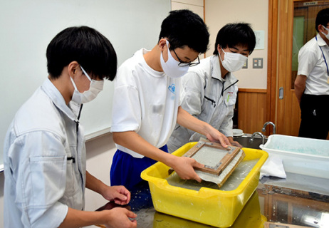 光陵高と酒田特支の生徒たちが紙すきを通して交流