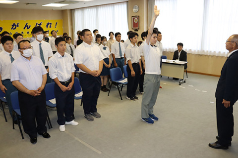 激励を受け、選手代表で鶴岡東男子卓球部の梅木主将が決意表明した