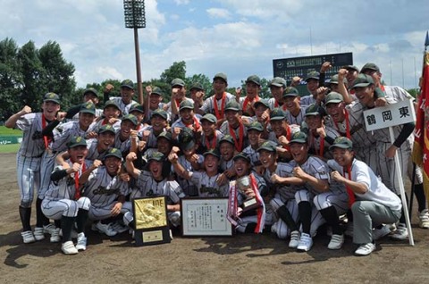 「行くぞ甲子園！」。2年ぶり8回目の優勝に笑顔を輝かせる鶴岡東ナイン＝27日