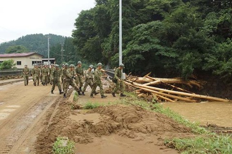 酒田市大沢地区で行方不明になった女性の捜索に向かう自衛隊員たち＝29日午前10時55分、同市上青沢