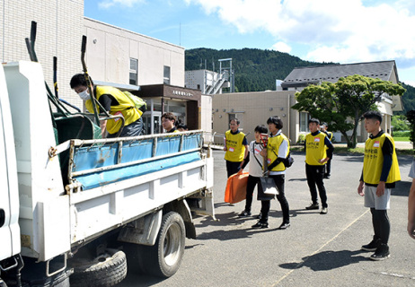 宮城県大崎市から訪れたボランティアが活動に出発＝20日午前、八幡タウンセンター・酒田市災害ＶＣ