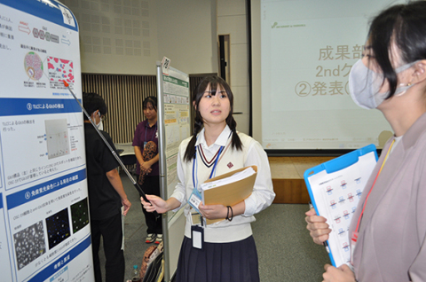 成果発表部門決勝で研究内容について説明する酒田東高の後藤さん