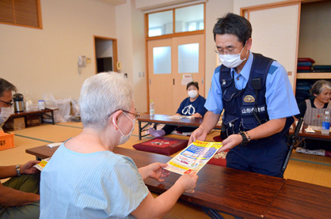 災害に関するトラブル予防を呼び掛ける署員＝酒田市大沢コミュニティセンター