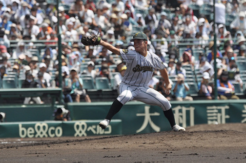 甲子園大会1回戦で力投する櫻井椿稀投手＝11日